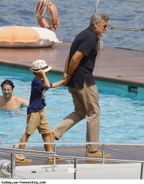 Вже зовсім дорослі: Джордж Клуні з'явився на публіці зі своїми двійнятами