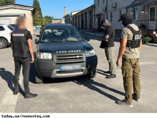 Поліція вилучила 28 “гуманітарних“ автомобілів, які хотіли продати волонтери 