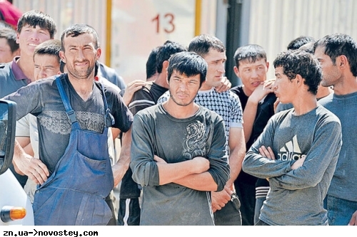Влада РФ завезла на окуповані території України понад 100 тисяч мігрантів з Центральної Азії